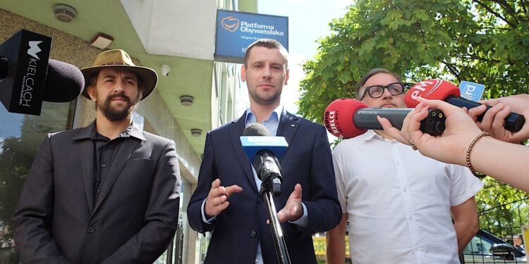 11.08.2025. Kielce. Konferencja prasowa Konfederacji. Na zdjęciu od lewej: Mateusz Iwan, Dawid Lewicki i Wojciech Gwizdak / Fot. Jarosław Kubalski - Radio Kielce