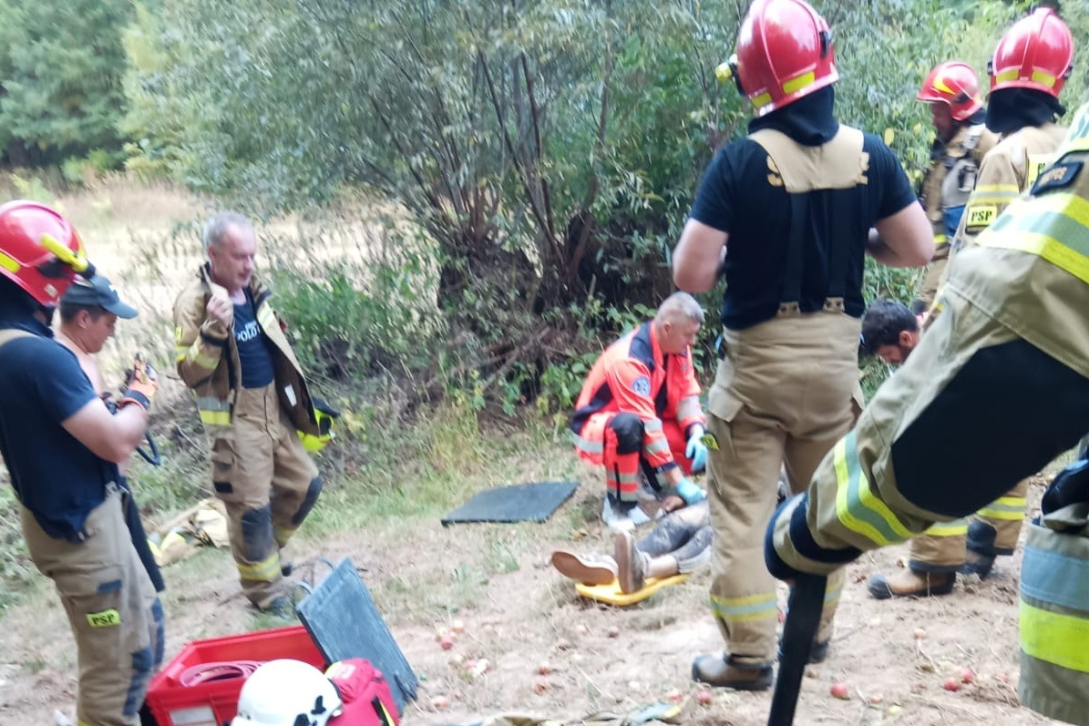Mężczyzna przygnieciony ciągnikiem podczas prac w sadzie