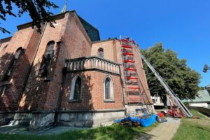 14.08.2025. Sandomierz. Bazylika katedralna pw. Narodzenia Najświętszej Maryi Panny. Remont dachu / Fot. Grażyna Szlęzak - Radio Kielce