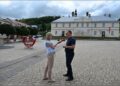 03.08.2025. Chęciny. Po raz pierwszy w samo południe z ratuszowej wieży zabrzmiał hejnał. Na zdjęciu: Izabela Mortas-Rubak i Robert Jaworski, burmistrz Chęcin / Fot. Checiny.pl