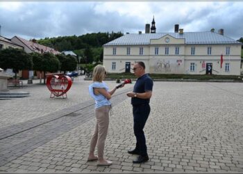03.08.2025. Chęciny. Po raz pierwszy w samo południe z ratuszowej wieży zabrzmiał hejnał. Na zdjęciu: Izabela Mortas-Rubak i Robert Jaworski, burmistrz Chęcin / Fot. Checiny.pl