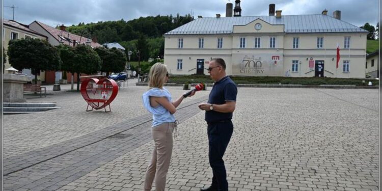 03.08.2025. Chęciny. Po raz pierwszy w samo południe z ratuszowej wieży zabrzmiał hejnał. Na zdjęciu: Izabela Mortas-Rubak i Robert Jaworski, burmistrz Chęcin / Fot. Checiny.pl