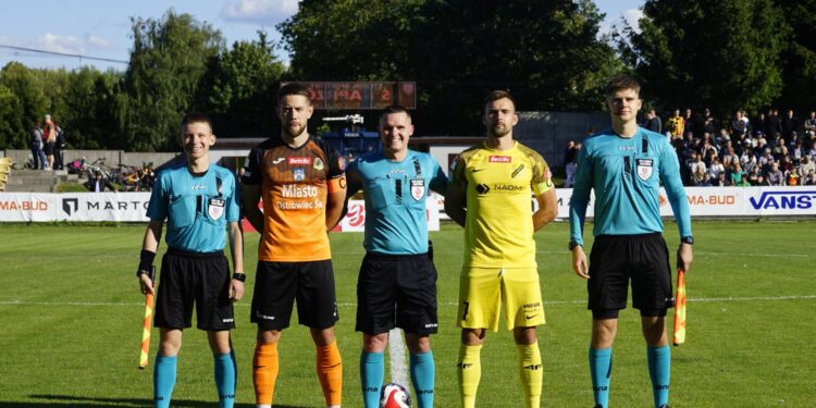 24.08.2025. Derbowy mecz 4. kolejki Betclic 3. Ligi: Naprzód Jędrzejów - KSZO 1929 Ostrowiec Świętokrzyski / Fot. Adrian Karwat – Radio Kielce