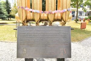 25.08.2025. Stąporków. Tablica pod pomnikiem wielkiego kaloryfera / Fot. Magdalena Galas-Klusek - Radio Kielce