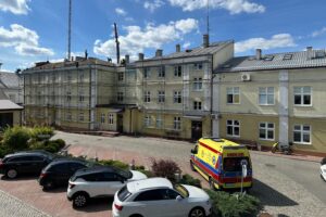 27.08.2025. Kielce. Remont dachu Świętokrzyskiego Centrum Ratownictwa Medycznego i Transportu Sanitarnego w Kielcach / Fot. ŚCRMiTS