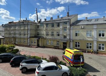 27.08.2025. Kielce. Remont dachu Świętokrzyskiego Centrum Ratownictwa Medycznego i Transportu Sanitarnego w Kielcach / Fot. ŚCRMiTS
