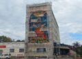 27.08.2025. Kielce. Mural ,,Misja pierogi z Kielc do kosmosu”, który powstaje na ścianie budynku Poczty Polskiej przy placu Niepodległości w Kielcach / Fot. Piotr Sawa – Radio Kielce