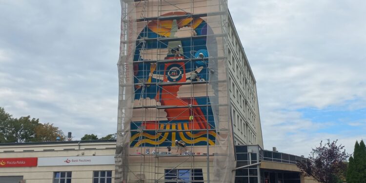 27.08.2025. Kielce. Mural ,,Misja pierogi z Kielc do kosmosu”, który powstaje na ścianie budynku Poczty Polskiej przy placu Niepodległości w Kielcach / Fot. Piotr Sawa – Radio Kielce