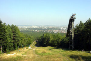Kielce. Pakosz. 21 września 2003 r. Panorama Kielc z Pierścienicy. Z prawej strony skocznia narciarska wyburzona w 2006 roku / źródło: fotopolska.eu