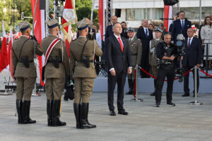 06.08.2025. Warszawa. Uroczystość zaprzysiężenia Prezydenta RP Karola Nawrockiego. Prezydent RP Karol Nawrocki podczas uroczystości przejęcia zwierzchnictwa nad Siłami Zbrojnymi RP na Placu Marszałka Józefa Piłsudskiego w Warszawie/ Fot. PAP/Albert Zawada