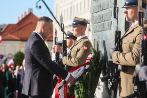 06.08.2025. Warszawa. Uroczystość zaprzysiężenia Prezydenta RP Karola Nawrockiego. Prezydent RP Karol Nawrocki składa kwiaty przed pomnikiem prezydenta Lecha Kaczyńskiego / Fot. PAP/Leszek Szymański