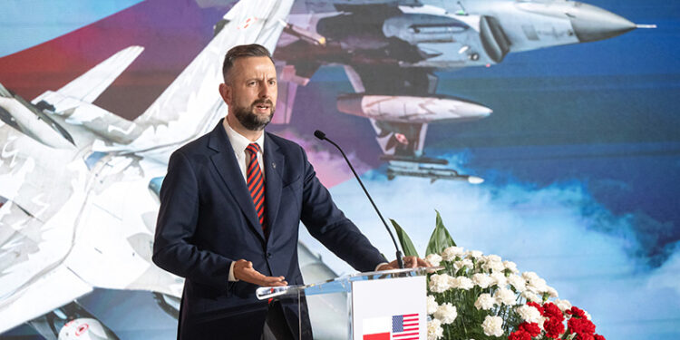 Szef MON podpisał umowę na modernizację polskich F-16