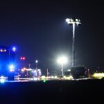 28.08.2025. Radom. Służby ratownicze w miejscu katastrofy F-16 na terenie 42. Bazy Lotnictwa Szkolnego w Radomiu / Fot. PAP/Paweł Supernak