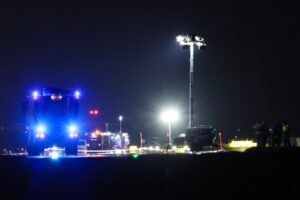 28.08.2025. Radom. Służby ratownicze w miejscu katastrofy F-16 na terenie 42. Bazy Lotnictwa Szkolnego w Radomiu / Fot. PAP/Paweł Supernak