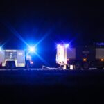 28.08.2025. Radom. Służby ratownicze w miejscu katastrofy F-16 na terenie 42. Bazy Lotnictwa Szkolnego w Radomiu / Fot. PAP/Paweł Supernak