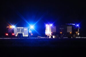 28.08.2025. Radom. Służby ratownicze w miejscu katastrofy F-16 na terenie 42. Bazy Lotnictwa Szkolnego w Radomiu / Fot. PAP/Paweł Supernak
