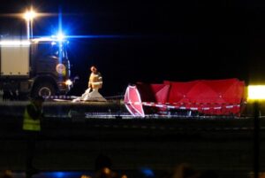 28.08.2025. Radom. Służby ratownicze w miejscu katastrofy F-16 na terenie 42. Bazy Lotnictwa Szkolnego w Radomiu / Fot. PAP/Paweł Supernak