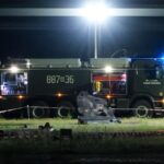 28.08.2025. Radom. Wrak samolotu w miejscu katastrofy F-16 na terenie 42. Bazy Lotnictwa Szkolnego w Radomiu / Fot. PAP/Paweł Supernak