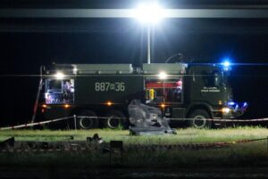 28.08.2025. Radom. Wrak samolotu w miejscu katastrofy F-16 na terenie 42. Bazy Lotnictwa Szkolnego w Radomiu / Fot. PAP/Paweł Supernak