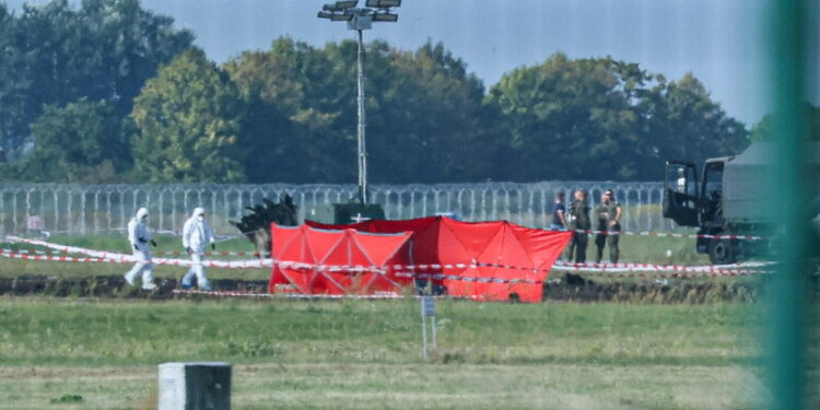 29.08.2025. Radom. Miejsce katastrofy F-16 na terenie 42. Bazy Lotnictwa Szkolnego w Radomiu. / Fot. Paweł Supernak - PAP