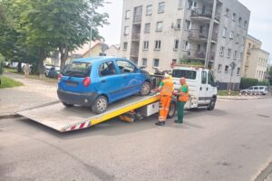 Usuwanie wraków z kieleckich ulic / źródło: Straż Miejska w Kielcach - Facebook
