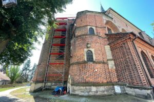 14.08.2025. Sandomierz. Bazylika katedralna pw. Narodzenia Najświętszej Maryi Panny. Remont dachu / Fot. Grażyna Szlęzak - Radio Kielce