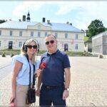 03.08.2025. Chęciny. Po raz pierwszy w samo południe z ratuszowej wieży zabrzmiał hejnał. Na zdjęciu: Izabela Mortas-Rubak i Robert Jaworski, burmistrz Chęcin / Fot. Checiny.pl