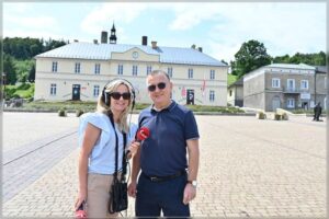 03.08.2025. Chęciny. Po raz pierwszy w samo południe z ratuszowej wieży zabrzmiał hejnał. Na zdjęciu: Izabela Mortas-Rubak i Robert Jaworski, burmistrz Chęcin / Fot. Checiny.pl