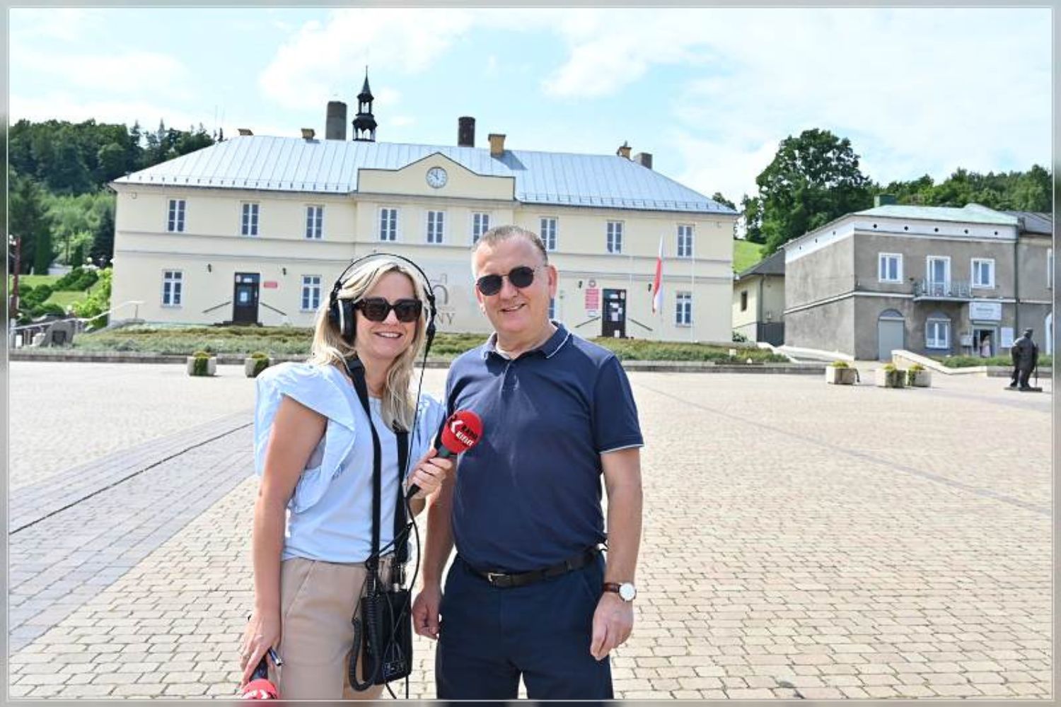 Napawa dumą i pozytywnie zaskakuje. Hejnał w Chęcinach będzie słychać codziennie - Radio Kielce 03.08.2025. Chęciny. Po raz pierwszy w samo południe z ratuszowej wieży zabrzmiał hejnał. Na zdjęciu: Izabela Mortas-Rubak i Robert Jaworski, burmistrz Chęcin / Fot. Checiny.pl