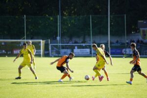 24.08.2025. Derbowy mecz 4. kolejki Betclic 3. Ligi: Naprzód Jędrzejów - KSZO 1929 Ostrowiec Świętokrzyski / Fot. Adrian Karwat – Radio Kielce