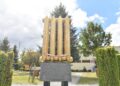 25.08.2025. Stąporków. Tablica pod pomnikiem wielkiego kaloryfera / Fot. Magdalena Galas-Klusek - Radio Kielce