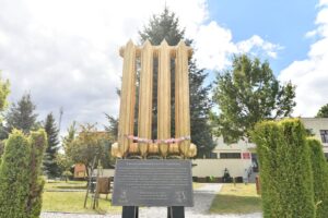 25.08.2025. Stąporków. Tablica pod pomnikiem wielkiego kaloryfera / Fot. Magdalena Galas-Klusek - Radio Kielce