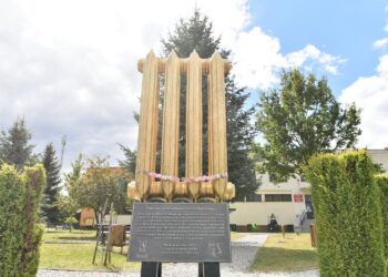 25.08.2025. Stąporków. Tablica pod pomnikiem wielkiego kaloryfera / Fot. Magdalena Galas-Klusek - Radio Kielce