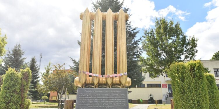 25.08.2025. Stąporków. Tablica pod pomnikiem wielkiego kaloryfera / Fot. Magdalena Galas-Klusek - Radio Kielce