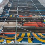 27.08.2025. Kielce. Mural ,,Misja pierogi z Kielc do kosmosu”, który powstaje na ścianie budynku Poczty Polskiej przy placu Niepodległości w Kielcach / Fot. Piotr Sawa – Radio Kielce