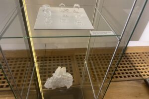08.08.2025. Sandomierz. Muzeum Zamkowe w Sandomierzu. Wystawa biżuterii / Fot. Grażyna Szlęzak - Radio Kielce