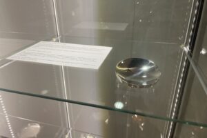 08.08.2025. Sandomierz. Muzeum Zamkowe w Sandomierzu. Wystawa biżuterii / Fot. Grażyna Szlęzak - Radio Kielce