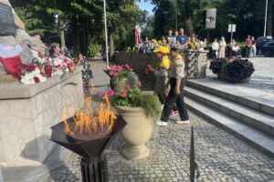 01.08.2025. Sandomierz. Pomnik 2. Pułku Piechoty Legionów i 4. Pułku Saperów Armii Krajowej. Uroczystości z okazji 81. rocznicy wybuchu powstania warszawskiego / Fot. Grażyna Szlęzak - Radio Kielce