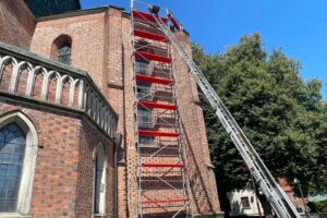 14.08.2025. Sandomierz. Bazylika katedralna pw. Narodzenia Najświętszej Maryi Panny. Remont dachu / Fot. Grażyna Szlęzak - Radio Kielce