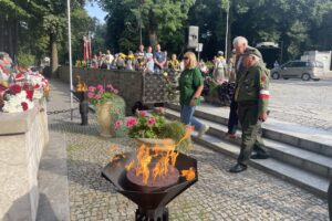 01.08.2025. Sandomierz. Pomnik 2. Pułku Piechoty Legionów i 4. Pułku Saperów Armii Krajowej. Uroczystości z okazji 81. rocznicy wybuchu powstania warszawskiego / Fot. Grażyna Szlęzak - Radio Kielce