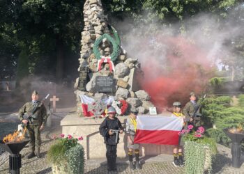 01.08.2025. Sandomierz. Pomnik 2. Pułku Piechoty Legionów i 4. Pułku Saperów Armii Krajowej. Uroczystości z okazji 81. rocznicy wybuchu powstania warszawskiego / Fot. Grażyna Szlęzak - Radio Kielce