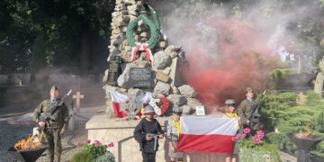 01.08.2025. Sandomierz. Pomnik 2. Pułku Piechoty Legionów i 4. Pułku Saperów Armii Krajowej. Uroczystości z okazji 81. rocznicy wybuchu powstania warszawskiego / Fot. Grażyna Szlęzak - Radio Kielce