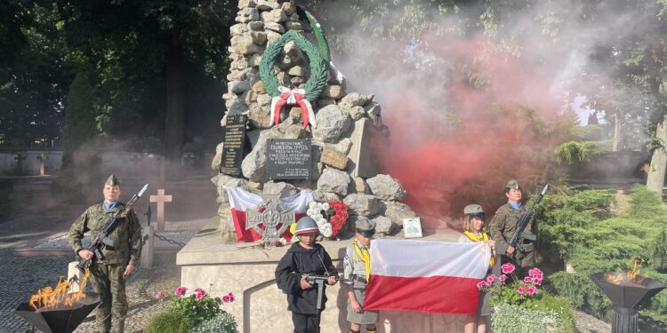01.08.2025. Sandomierz. Pomnik 2. Pułku Piechoty Legionów i 4. Pułku Saperów Armii Krajowej. Uroczystości z okazji 81. rocznicy wybuchu powstania warszawskiego / Fot. Grażyna Szlęzak - Radio Kielce