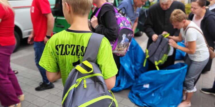 21.08.2025. Sandomierz. Akcja „Tornister pełen uśmiechów” / Fot. Grażyna Szlęzak - Radio Kielce
