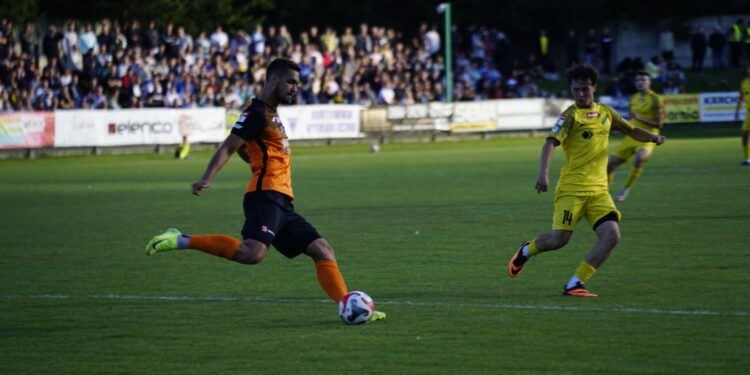 24.08.2025. Derbowy mecz 4. kolejki Betclic 3. Ligi: Naprzód Jędrzejów - KSZO 1929 Ostrowiec Świętokrzyski / Fot. Adrian Karwat – Radio Kielce