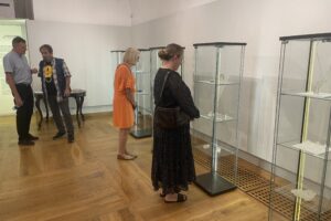 08.08.2025. Sandomierz. Muzeum Zamkowe w Sandomierzu. Wystawa biżuterii / Fot. Grażyna Szlęzak - Radio Kielce