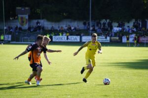 24.08.2025. Derbowy mecz 4. kolejki Betclic 3. Ligi: Naprzód Jędrzejów - KSZO 1929 Ostrowiec Świętokrzyski / Fot. Adrian Karwat – Radio Kielce