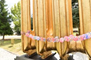 25.08.2025. Stąporków. Tablica pod pomnikiem wielkiego kaloryfera / Fot. Magdalena Galas-Klusek - Radio Kielce