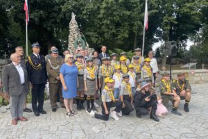 01.08.2025. Sandomierz. Pomnik 2. Pułku Piechoty Legionów i 4. Pułku Saperów Armii Krajowej. Uroczystości z okazji 81. rocznicy wybuchu powstania warszawskiego / Fot. Grażyna Szlęzak - Radio Kielce
