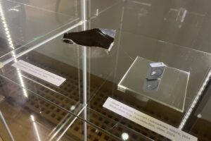 08.08.2025. Sandomierz. Muzeum Zamkowe w Sandomierzu. Wystawa biżuterii / Fot. Grażyna Szlęzak - Radio Kielce